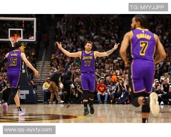 东契奇首节表现轻松自如7投4中斩获13分2板3助1断1帽展现全能实力 东契奇首节表现轻松自如7投4中斩获13分2板3助1断1帽展现全能实力