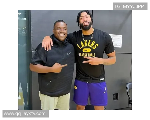 戴维斯回忆膝盖受伤瞬间手术后洗澡时泪流满面感慨万千